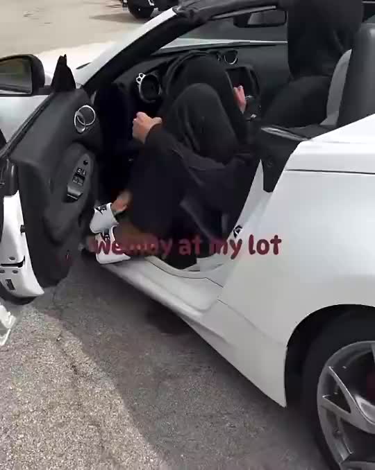 笑死！文班嘗試擠進(jìn)一輛跑車(chē)，最終因腳太長(zhǎng)還是放棄了！