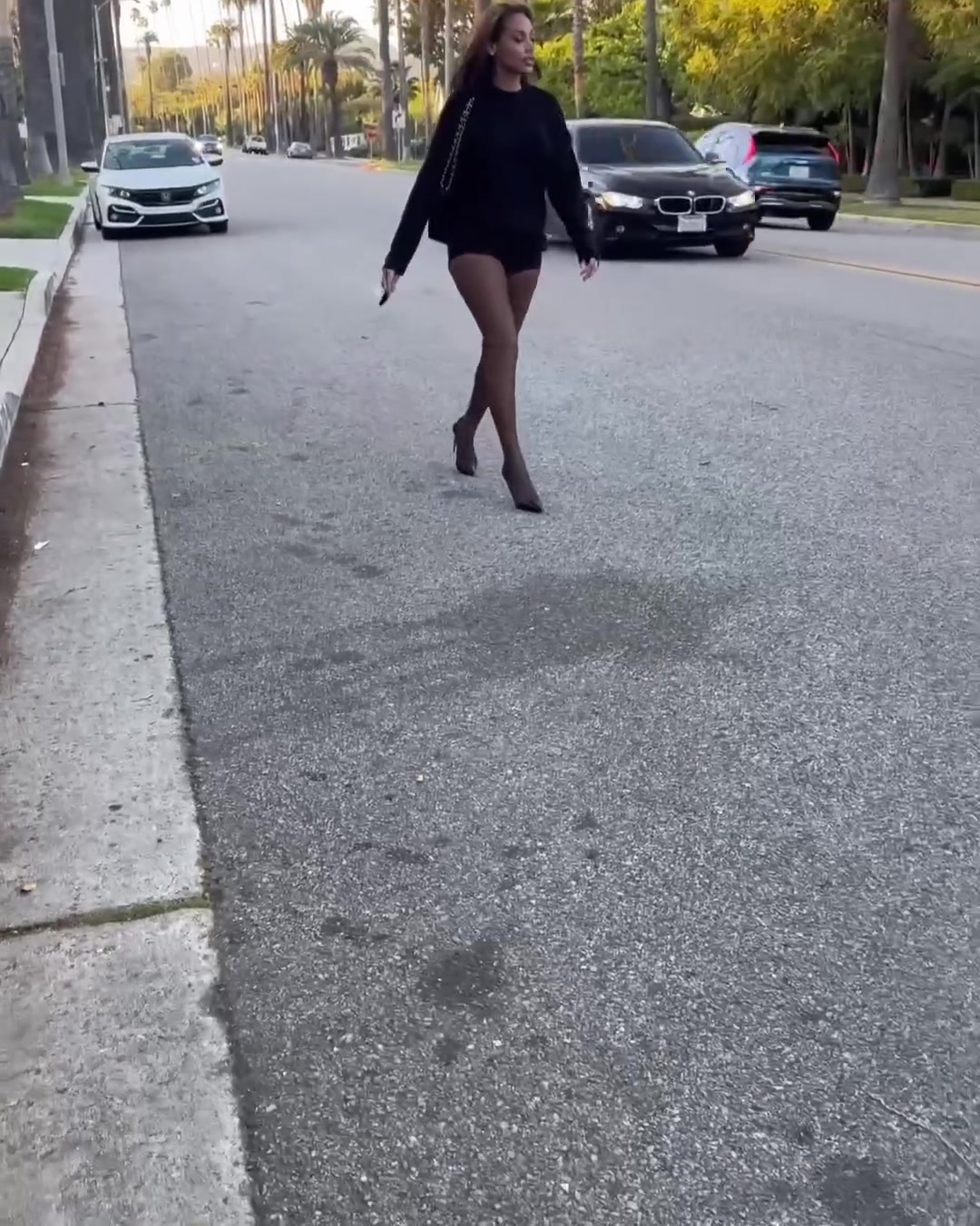 香車美女！杰倫-布朗女友這黑絲美腿你給幾分？