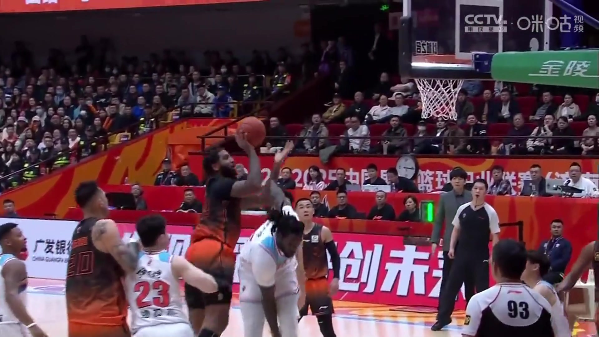 NBA級(jí)別的對(duì)抗！克里斯滯空正面頂飛哈雷爾 強(qiáng)硬打板上籃命中